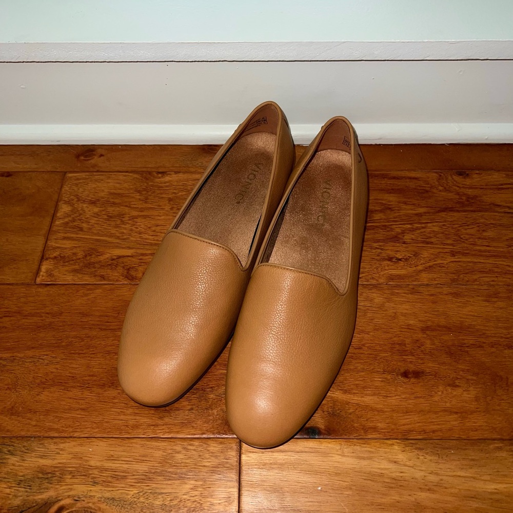 Vionic Willa Slip on Flat Camel Leather Size 7.5